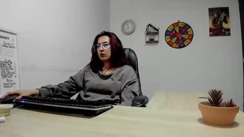 Snapshot of scarlett_sen chatting on 01.14.25 Mistress Scarlett online show from 01.14.25