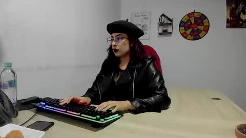 Snapshot of scarlett_sen chatting on 01.18.25 Mistress Scarlett online show from 01.18.25