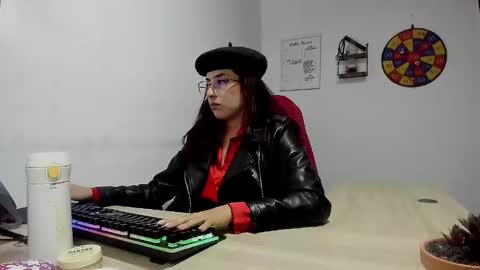 Snapshot of scarlett_sen chatting on 01.22.25 Mistress Scarlett online show from 01.22.25