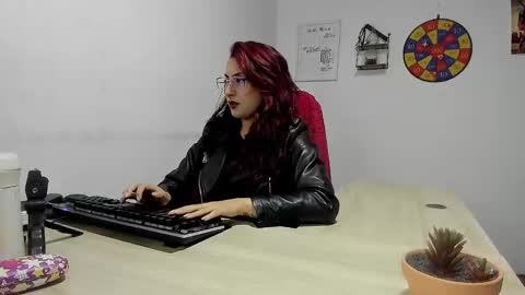 Snapshot of scarlett_sen chatting on 01.24.25 Mistress Scarlett online show from 01.24.25