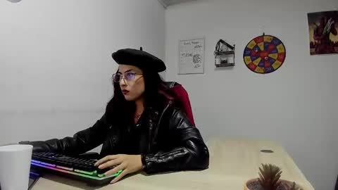 Snapshot of scarlett_sen chatting on 01.25.25 Mistress Scarlett online show from 01.25.25