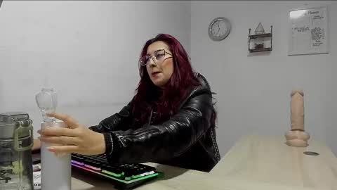 Snapshot of scarlett_sen chatting on 01.31.25 Mistress Scarlett online show from 01.31.25