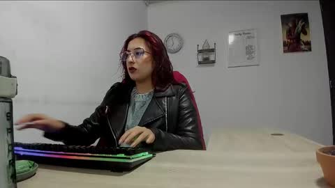 Snapshot of scarlett_sen chatting on 02.19.25 Mistress Scarlett online show from 02.19.25