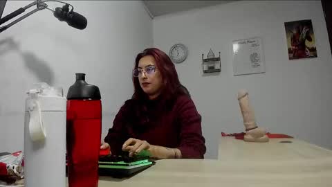 Snapshot of scarlett_sen chatting on 02.20.25 Mistress Scarlett online show from 02.20.25