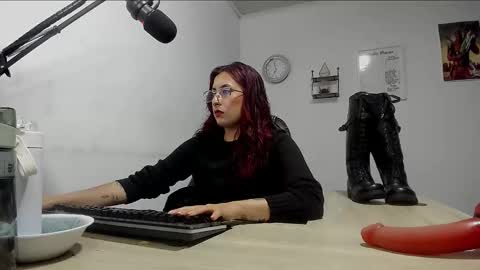 Snapshot of scarlett_sen chatting on 02.26.25 Mistress Scarlett online show from 02.26.25