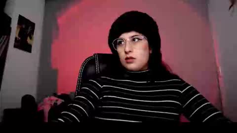 Snapshot of scarlett_sen chatting on 10.25.25 Mistress Scarlett online show from 10.25.25