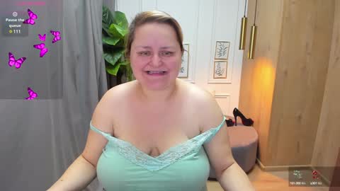 Snapshot of scarlettsoft chatting on 12.17.24 Scarlett online show from 12.17.24