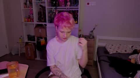 Snapshot of school_love chatting on 12.15.25 Rina online show from 12.15.25