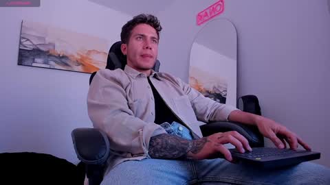 Snapshot of sebastianortizm chatting on 01.18.25 Lucian Sinclair online show from 01.18.25