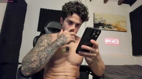 Snapshot of sebastianortizm chatting on 04.10.26 Lucian Sinclair online show from 04.10.26