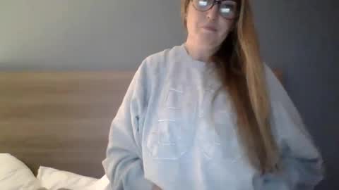 Snapshot of secretskyla chatting on 10.16.25 secretskyla online show from 10.16.25