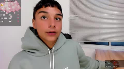 Snapshot of seductivo_jr chatting on 11.04.25 seductivo online show from 11.04.25