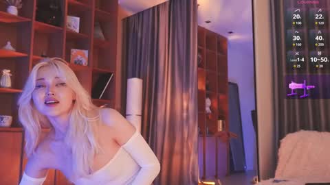 Snapshot of seduza_hyun chatting on 10.08.25 Chia online show from 10.08.25