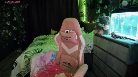 Snapshot of selby_paine chatting on 11.26.25 Selby online show from 11.26.25