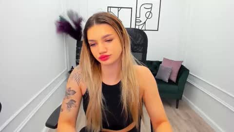 selenaemoore online show from 10.03.25