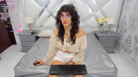 Snapshot of selenareyess chatting on 09.10.25 Selena reyess online show from 09.10.25