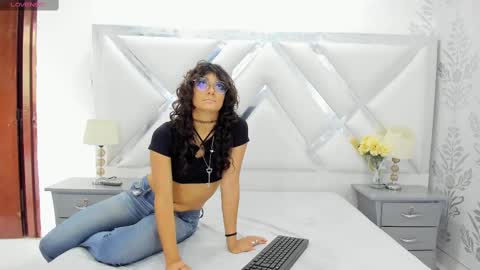 Snapshot of selenareyess chatting on 09.29.25 Selena reyess online show from 09.29.25
