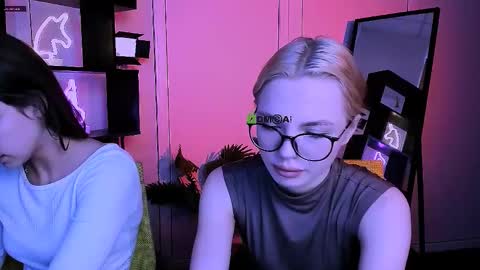 Snapshot of sendi_cais chatting on 11.11.25 Sendi online show from 11.11.25