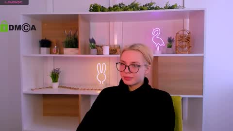 Snapshot of sendi_cais chatting on 11.14.25 Sendi online show from 11.14.25