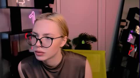 Snapshot of sendi_cais chatting on 11.22.25 Sendi online show from 11.22.25