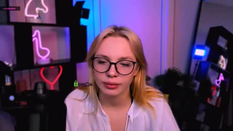 Snapshot of sendi_cais chatting on 11.26.25 Sendi online show from 11.26.25