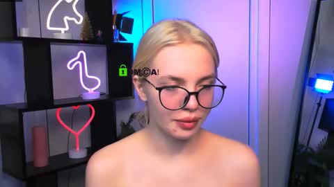 Snapshot of sendi_cais chatting on 12.22.25 Sendi online show from 12.22.25