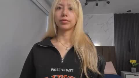 Snapshot of serene_waves chatting on 10.04.25 Serene online show from 10.04.25