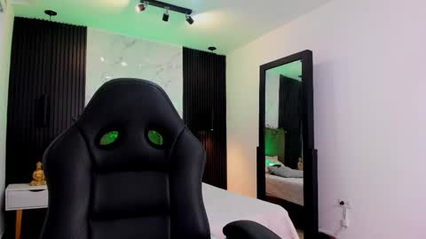 Snapshot of serene_waves chatting on 12.03.25 Serene online show from 12.03.25