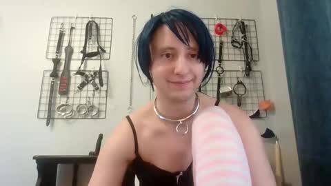 Servile Sarah online show from 04.28.26