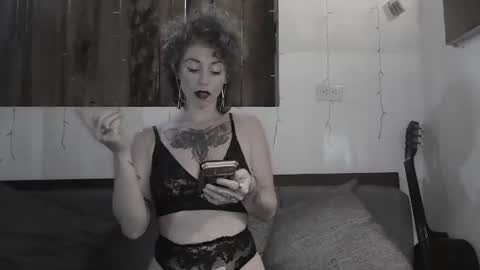 Snapshot of sexnchocolate chatting on 01.10.25 Trixy Rose online show from 01.10.25