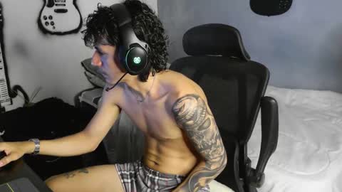 Snapshot of sexoyrock chatting on 12.21.25 ROCKERO online show from 12.21.25