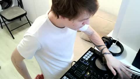 Jennis and OliverPvt is open online show from 04.28.26