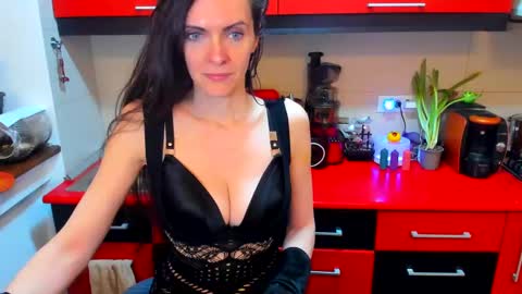 Snapshot of sexqueen1111 chatting on 03.10.25 sexqueen1111 online show from 03.10.25