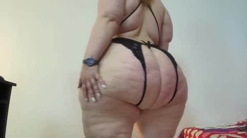 Snapshot of sexy_curvi chatting on 12.25.24 karla instagram online show from 12.25.24