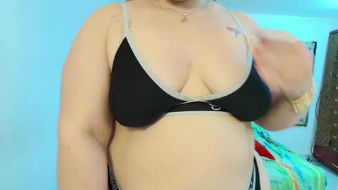 Snapshot of sexy_curvi chatting on 02.10.25 karla instagram online show from 02.10.25