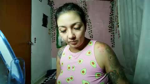 Snapshot of sexy_lolas chatting on 09.22.25 sexy lolas online show from 09.22.25