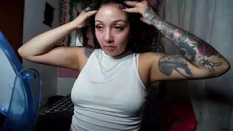 Snapshot of sexy_lolas chatting on 10.22.25 sexy lolas online show from 10.22.25