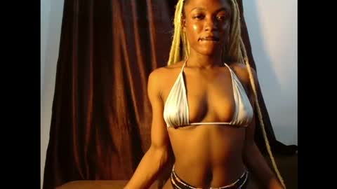 Snapshot of sexy_maureen chatting on 06.14.26 maggi online show from 06.14.26