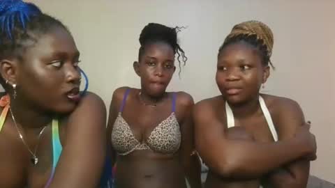 Snapshot of sexy_maya3 chatting on 11.19.25 maya online show from 11.19.25