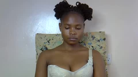 Snapshot of sexy_molyne chatting on 03.24.26 Molyne online show from 03.24.26