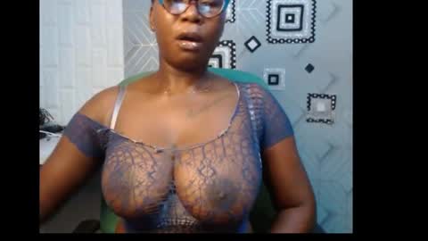 Snapshot of sexy_pearl12 chatting on 01.03.25 zoe online show from 01.03.25