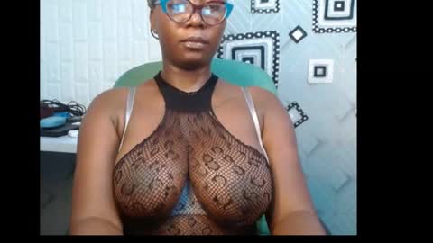 Snapshot of sexy_pearl12 chatting on 01.04.25 zoe online show from 01.04.25