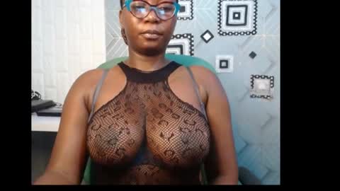 Snapshot of sexy_pearl12 chatting on 01.06.25 zoe online show from 01.06.25