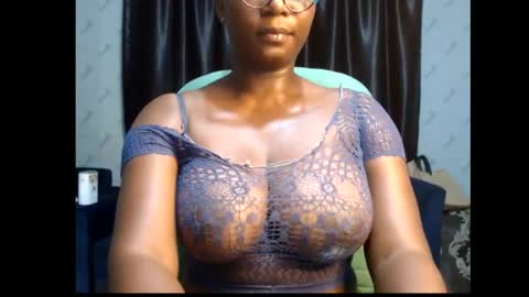 Snapshot of sexy_pearl12 chatting on 02.10.25 zoe online show from 02.10.25