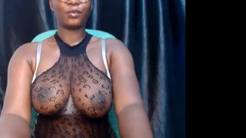 Snapshot of sexy_pearl12 chatting on 03.03.25 zoe online show from 03.03.25