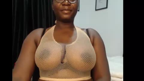 Snapshot of sexy_pearl12 chatting on 06.30.26 zoe online show from 06.30.26