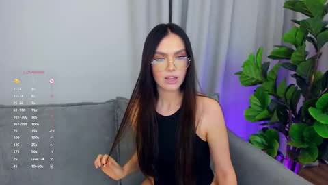 Snapshot of sexyangeloux chatting on 09.10.25 Lou online show from 09.10.25