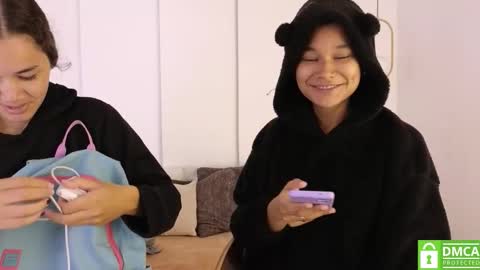 Snapshot of sexychanell_18 chatting on 10.31.25 chanell and yina online show from 10.31.25