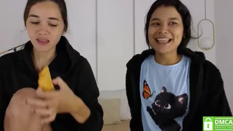 Snapshot of sexychanell_18 chatting on 11.25.25 chanell and yina online show from 11.25.25