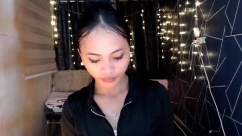 Snapshot of sexycheng chatting on 11.25.25 Miss Cheng online show from 11.25.25